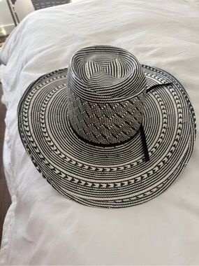 Stunning custom American Hat Co fashion cowgirl hat 🤍🖤